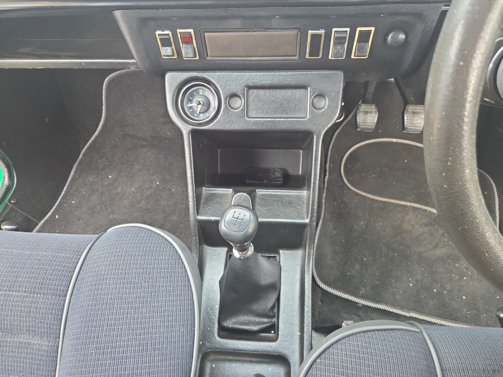 Ford Escort Mk1 RS2000 escortmk1rs2000xx 11 center console down orig (custom)
